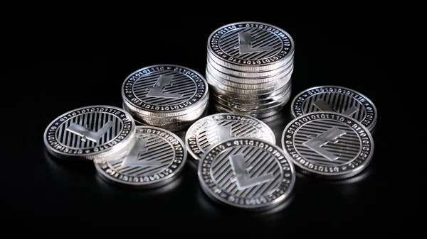 Litecoin kripto para birimi. Karanlık bir arka plan üzerinde paralar