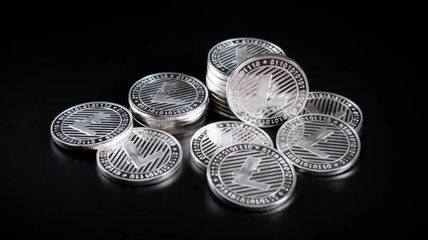 Litecoin kripto para birimi. Karanlık bir arka plan üzerinde paralar