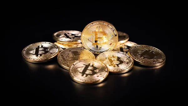 Bitcoin Crypto Valuta Munten Een Donkere Achtergrond Rechtenvrije Stockafbeeldingen
