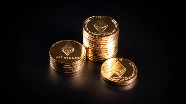 Ethereum Crypto Valuta Munten Een Donkere Achtergrond Rechtenvrije Stockfoto's