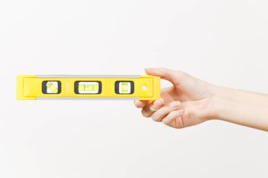 Beyaz arka plan üzerinde izole kabarcık ruh düzeyi bina el yatay tutar, yakın çekim. Aletleri, yenileme daire oda için araçlar. Onarım ev concept. Kopya alanı reklam için