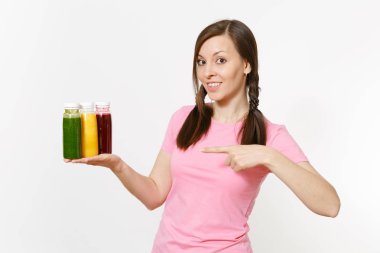 Eğlenceli kadın beyaz arka plan üzerinde izole şişe yeşil, kırmızı, sarı Detoks smoothies satır tutar. Doğru beslenme, vejetaryen içki, sağlıklı yaşam, diyet kavramı. Kopya alanı reklam için