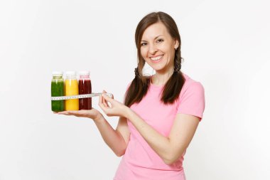 Kadın şişeler, beyaz arka plan üzerinde izole ölçü bandı yeşil, kırmızı, sarı Detoks smoothies satır tutar. Doğru beslenme, vejetaryen içki, sağlıklı yaşam, diyet kavramı. Kopya alanı, flack