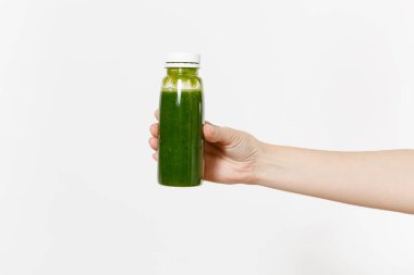Elinde yeşil Detoks smoothies beyaz arka plan üzerinde izole şişe tutan erkek kapatın. Doğru beslenme, vejetaryen içki, sağlıklı yaşam, diyet kavramı. Alan kopya alanı için reklam