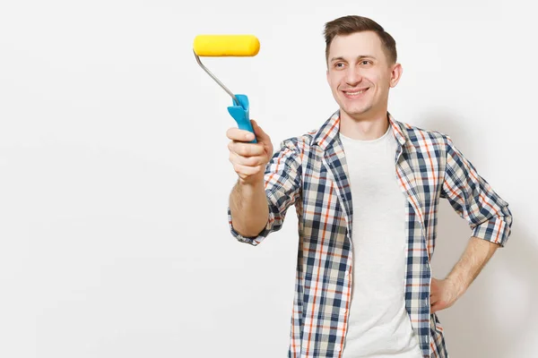 Joven Hombre Guapo Sonriente Ropa Casual Apuntando Rodillo Pintura Para — Foto de Stock