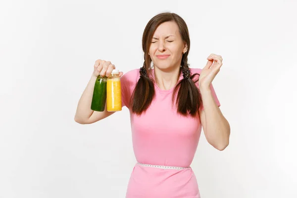 Mujer Sostiene Batidos Desintoxicación Verdes Amarillos Botellas Mide Cinta Cintura — Foto de Stock