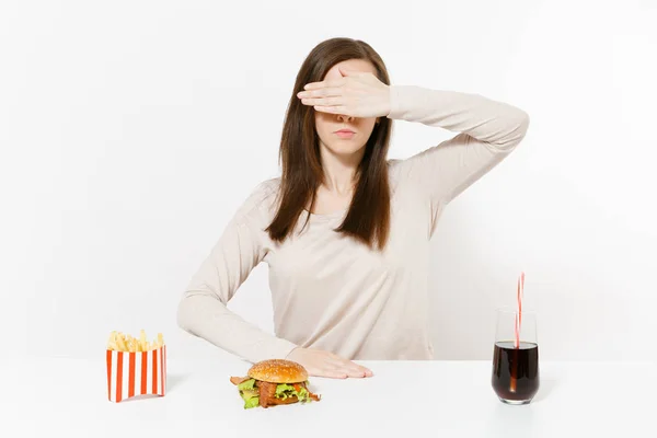 Kobieta Pokryć Jej Oczy Ręką Stół Burger Frytki Cola Szklanej — Zdjęcie stockowe
