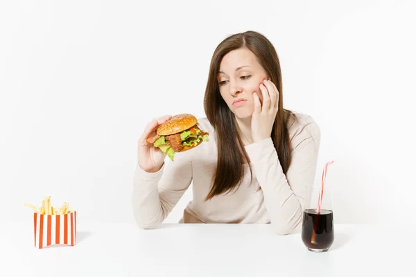 Kadın Burger Görünüyor Üzgün Sıkıcı Kızarmış Patates Beyaz Arka Plan — Stok fotoğraf