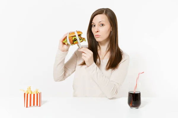 Vrouw Aan Tafel Houdt Hamburger Met Maat Meetlint Rond Franse — Stockfoto