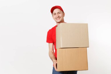 Teslimat genç adam beyaz arka plan üzerinde izole kırmızı üniforma. Cap, t-shirt, erkek kot pantolon kurye veya satıcı holding olarak çalışma karton kutular boş. Paket alma. Kopya alanı reklam için