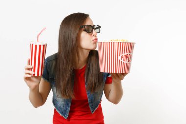 3d gözlük film film izlerken, Kova patlamış mısır ve kola veya kola beyaz arka plan üzerinde izole plastik bardak tutan genç komik çekici kadın portresi. Sinema kavramı duygular