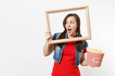 Genç portresi film film izlerken, Kova patlamış mısır ve resim çerçevesinin tutarak, bir kenara boşaltmak izole beyaz arka plan üzerinde seyir oldukça esmer kadın şaşırttı. Sinema kavramı duygular