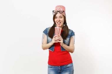 3d gözlük film film izlerken, kola veya kola plastik kap beyaz arka plan üzerinde izole içme başında patlamış mısır için kova ile genç gülümseyen çekici kadın portresi. Sinema duygular