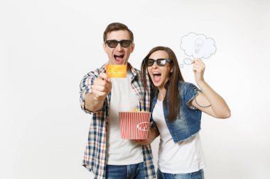 Genç çift, kadın ve erkekte 3d gözlük Kova patlamış mısır, holding tarihte film film izlerken söylemek bulut ampul, fikir ve kredi kartı beyaz arka plan üzerinde izole. Sinema duygular.