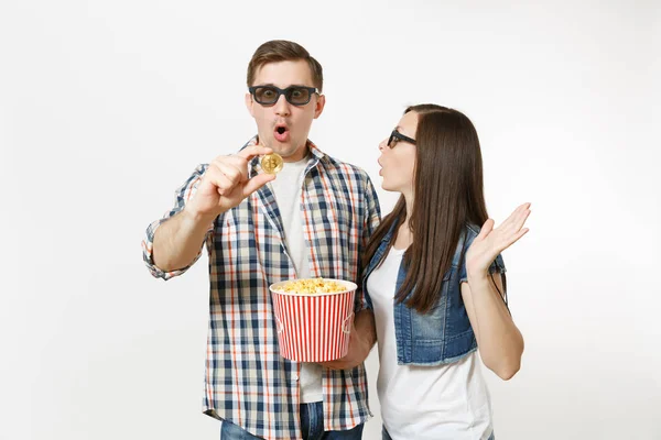 Jovem Casal Chocado Mulher Homem Óculos Roupas Casuais Assistindo Filme — Fotografia de Stock