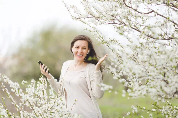 Giovane Donna Ridente Abiti Leggeri Casual Con Auricolari Ascoltare Musica — Foto Stock