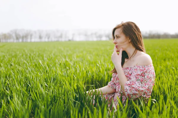 Jeune Chère Belle Femme Robe Motifs Légers Assis Sur Herbe — Photo