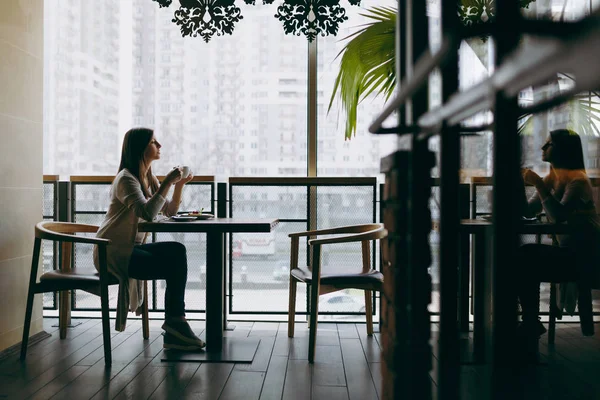 Atrakcyjna Młoda Kobieta Siedzi Sama Pobliżu Duże Okno Kawiarni Przy — Zdjęcie stockowe