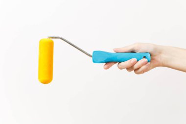 El yatay tutar rulo duvar resmi beyaz arka plan üzerinde izole için yakın çekim. Yenileme daire oda için aygıtlar. Onarım ev concept. Kopya alanı reklam için