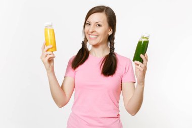 Beyaz arka plan üzerinde izole şişelerde yeşil, sarı Detoks smoothies tutan eğlenceli genç kadın. Doğru beslenme, vejetaryen içki, sağlıklı yaşam, diyet kavramı. Kopya alanı reklam için