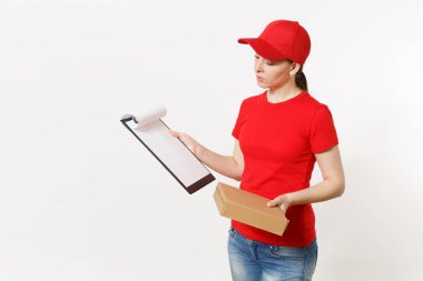 Beyaz arka plan üzerinde izole kırmızı üniformalı teslim kadın. Kadın kurye kapağı, t-shirt holding kalem, Pano ile kağıtları belge, boş boş sayfa, karton kutu içinde. Paket alma. Kopya alanı