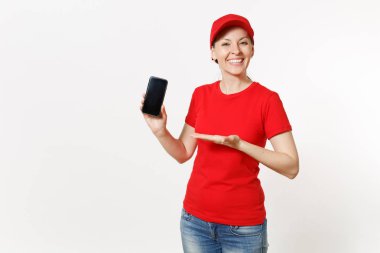Beyaz arka plan üzerinde izole kırmızı üniformalı teslim kadın. Şapka, tişört, kot kurye veya satıcı gösteren kamera cep telefonu ile boş boş perde olarak çalışan kadın. Kopyalama alanı reklam