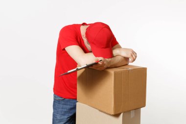 Beyaz arka plan üzerinde izole kırmızı üniformalı teslimatçı. Erkek kurye kapağı, t-shirt holding kalem, Pano ile kağıtları belge, boş boş sayfa, karton kutu içinde. Paket alma. Kopya alanı