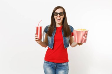 3d gözlük film film izlerken, kova patlamış mısır ve kola veya kola beyaz arka plan üzerinde izole plastik bardak tutan genç gülmek çekici kadın portresi. Sinema kavramı duygular