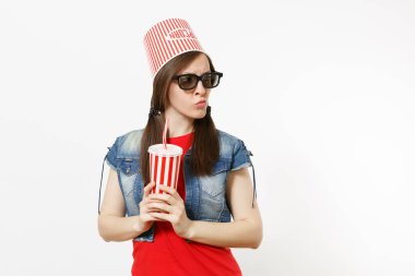 3d gözlük için patlamış mısır film film izlemek ve plastik bardak soda ya da beyaz arka plan üzerinde izole cola tutan kafasına kova ile ilgili güzel kadında genç portresi. Sinema duygular