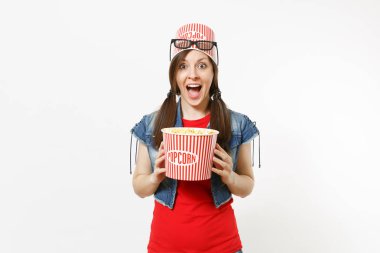 3d gözlük film film izlemek ve kova patlamış mısır beyaz arka plan üzerinde izole tutan başında patlamış mısır için kova ile genç çok memnun güzel kadın portresi. Sinema kavramı duygular