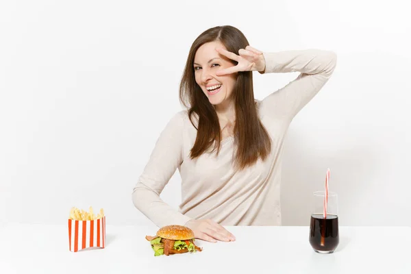 Boldog Asszony Mutatja Győzelem Jelét Asztalhoz Hamburgert Sült Krumpli Cola — Stock Fotó