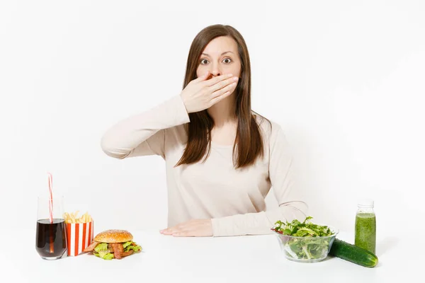 Vrouw Cover Mond Met Hand Met Groene Detox Smoothies Salade — Stockfoto