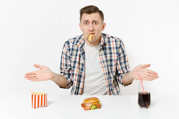 Joven Guapo Camisa Sentado Mesa Con Hamburguesa Papas Fritas Cola — Foto de Stock