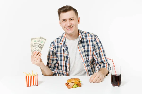 Arme Man Zit Aan Tafel Met Twee Dollar Bills Hamburger — Stockfoto