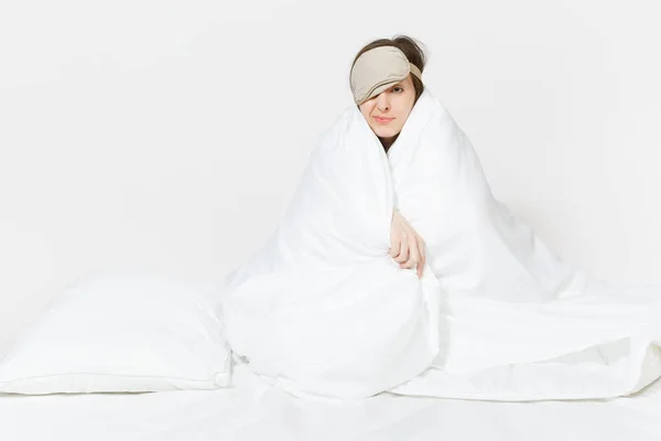 Mujer Joven Cansada Divertida Sentada Cama Con Máscara Para Dormir — Foto de Stock