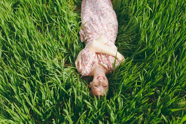 Jeune Femme Souriante Robe Motifs Légers Couchée Sur Herbe Tenant — Photo