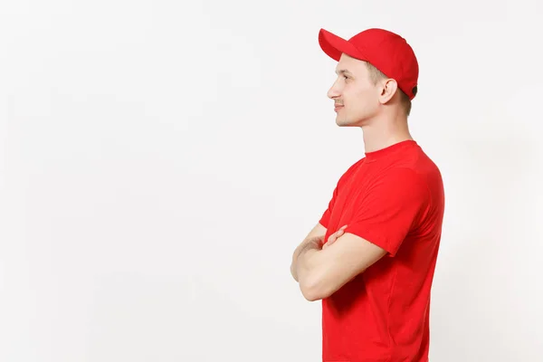 在白色背景下被隔绝的红色制服送货人 专业的微笑男士帽 T恤作为信使或经销商 手交叉折叠 为广告复制空间 侧面视图 — 图库照片