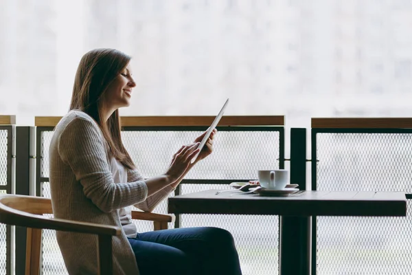 Vrouw Alleen Buurt Van Grote Venster Koffieshop Aan Tafel Zitten — Stockfoto