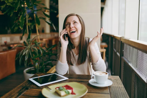 Szczęśliwa Kobieta Siedząc Kawiarni Filiżankę Cappuccino Ciasta Rozmowy Telefon Komórkowy — Zdjęcie stockowe