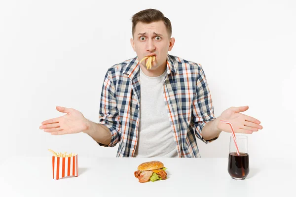 Pohledný Mladý Muž Košili Sedí Stolu Burger Hranolky Cola Skle Stock Snímky