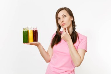 Eğlenceli kadın beyaz arka plan üzerinde izole şişe yeşil, kırmızı, sarı Detoks smoothies satır tutar. Doğru beslenme, vejetaryen içki, sağlıklı yaşam, diyet kavramı. Kopya alanı reklam için