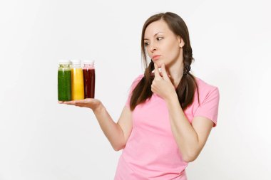 Eğlenceli kadın beyaz arka plan üzerinde izole şişe yeşil, kırmızı, sarı Detoks smoothies satır tutar. Doğru beslenme, vejetaryen içki, sağlıklı yaşam, diyet kavramı. Kopya alanı reklam için