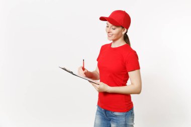 Beyaz arka plan üzerinde izole kırmızı üniformalı teslim kadın. Şu kadın kurye veya satıcısı olarak çalışan, kalem, Pano boş boş levha ile kağıtları belge ile tutan kap, t-shirt, kot pantolon. Kopya alanı