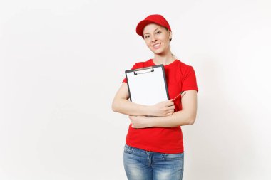 Beyaz arka plan üzerinde izole kırmızı üniformalı teslim kadın. Şu kadın kurye veya satıcısı olarak çalışan, kalem, Pano boş boş levha ile kağıtları belge ile tutan kap, t-shirt, kot pantolon. Kopya alanı