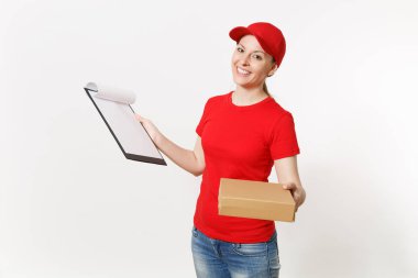 Beyaz arka plan üzerinde izole kırmızı üniformalı teslim kadın. Kadın kurye kapağı, t-shirt holding kalem, Pano ile kağıtları belge, boş boş sayfa, karton kutu içinde. Paket alma. Kopya alanı