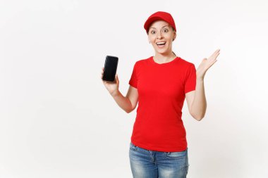 Beyaz arka plan üzerinde izole kırmızı üniformalı teslim kadın. Şapka, tişört, kot kurye veya satıcı gösteren kamera cep telefonu ile boş boş perde olarak çalışan kadın. Kopyalama alanı reklam