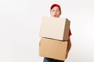 Teslimat genç adam beyaz arka plan üzerinde izole kırmızı üniforma. Cap, t-shirt, erkek kot pantolon kurye veya satıcı holding olarak çalışma karton kutular boş. Paket alma. Kopya alanı reklam için