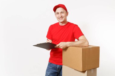 Beyaz arka plan üzerinde izole kırmızı üniformalı teslimatçı. Erkek kurye kapağı, t-shirt holding kalem, Pano ile kağıtları belge, boş boş sayfa, karton kutu içinde. Paket alma. Kopya alanı