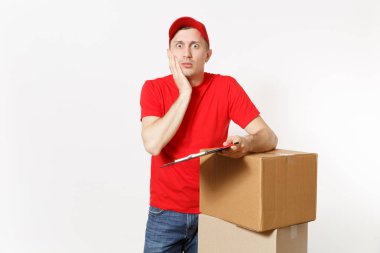 Beyaz arka plan üzerinde izole kırmızı üniformalı teslimatçı. Erkek kurye kapağı, t-shirt holding kalem, Pano ile kağıtları belge, boş boş sayfa, karton kutu içinde. Paket alma. Kopya alanı