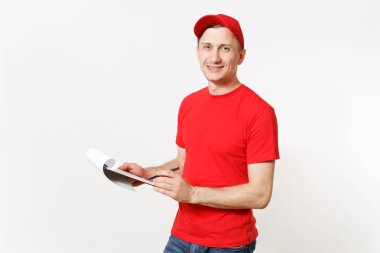 Beyaz arka plan üzerinde izole kırmızı üniformalı teslimatçı. Cap, kurye veya satıcı, kalem, Pano ile kağıtları, holding olarak çalışma t-shirt erkek belge, boş boş levha ile doldurma. Kopya alanı